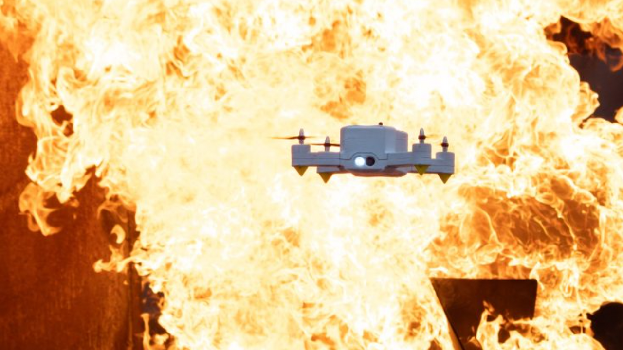 Прототип пожарного дрона FireDrone, разработанн...