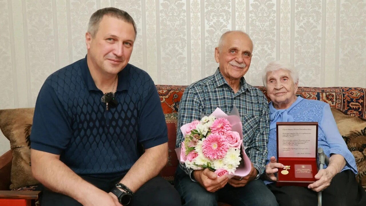Глава Самары Иван Носков вручил ветерану знак «85 лет битвы за Москву» В составе Московского прожекторного полка она п...