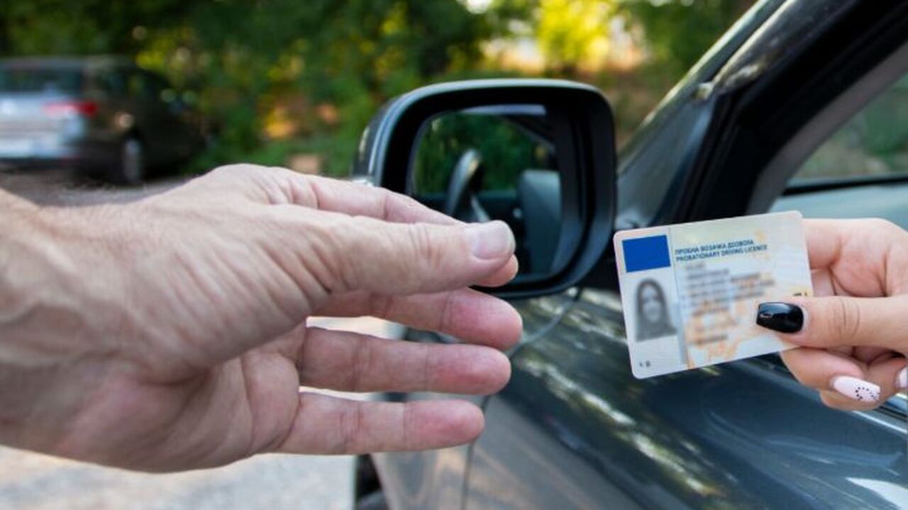 Водители после 40, проверьте свои права: отметк...