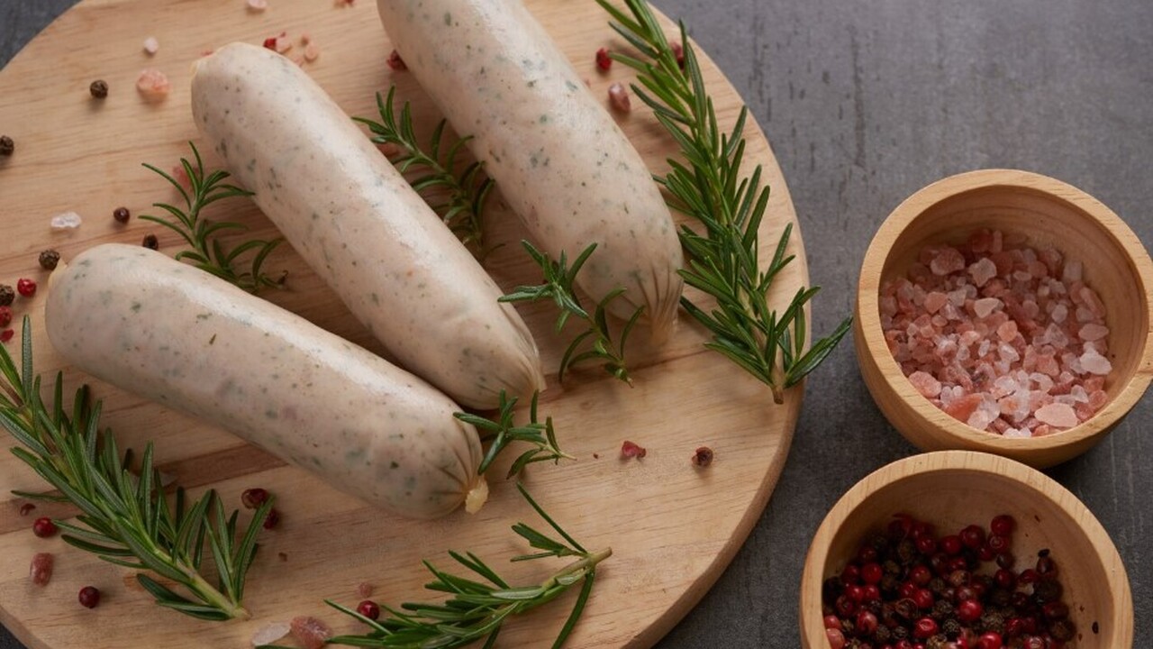 Для приготовления домашней колбасы не нужно спе...