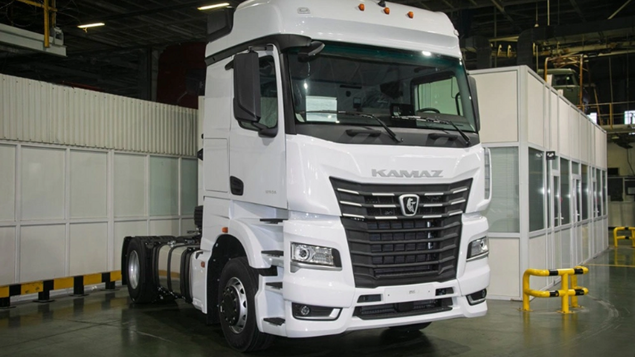 КамАЗ представил новый серийный К5+ для РФ и экспорта: тягач сняли на фото На главном сборочном конвейере ПАО «КамАЗ» впер...