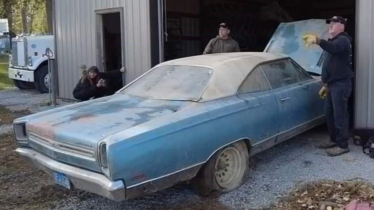 Plymouth GTX—1969 найден в сарае США спустя 45 лет простоя: авто сняли на фото В Соединённых Штатах Америки был найден редкий ...