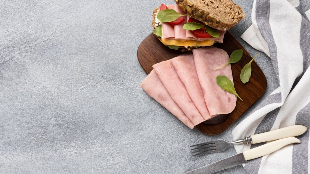 Эту ветчину и собаке давать нельзя: Роскачество выявило худшие марки, которые стоит обходить стороной Ветчина — это популярный продукт, часто использ...