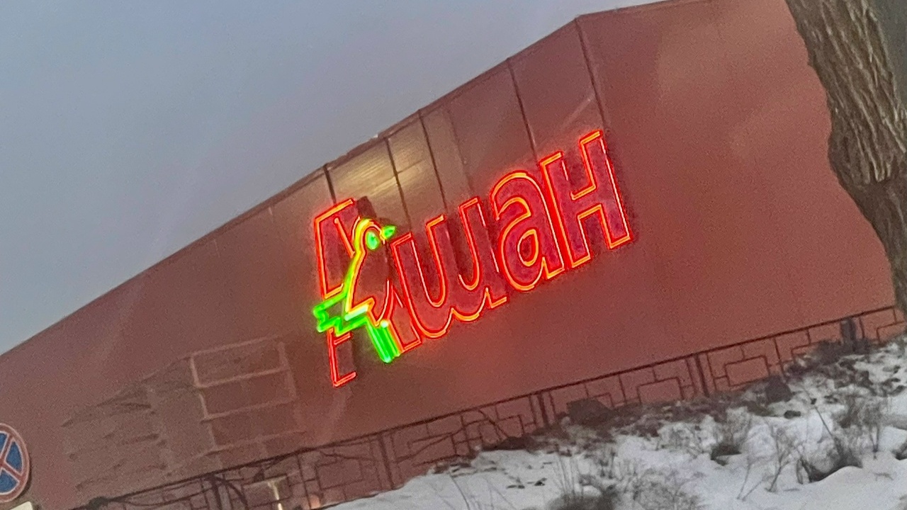 В середине января крупные магазины устраивают н...