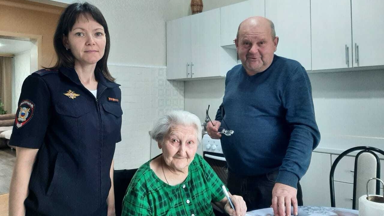 Жительница Самарского региона поблагодарила сотрудников полиции за помощь в регистрации по месту жительства В отделение по вопросам миграции МО МВД России ...