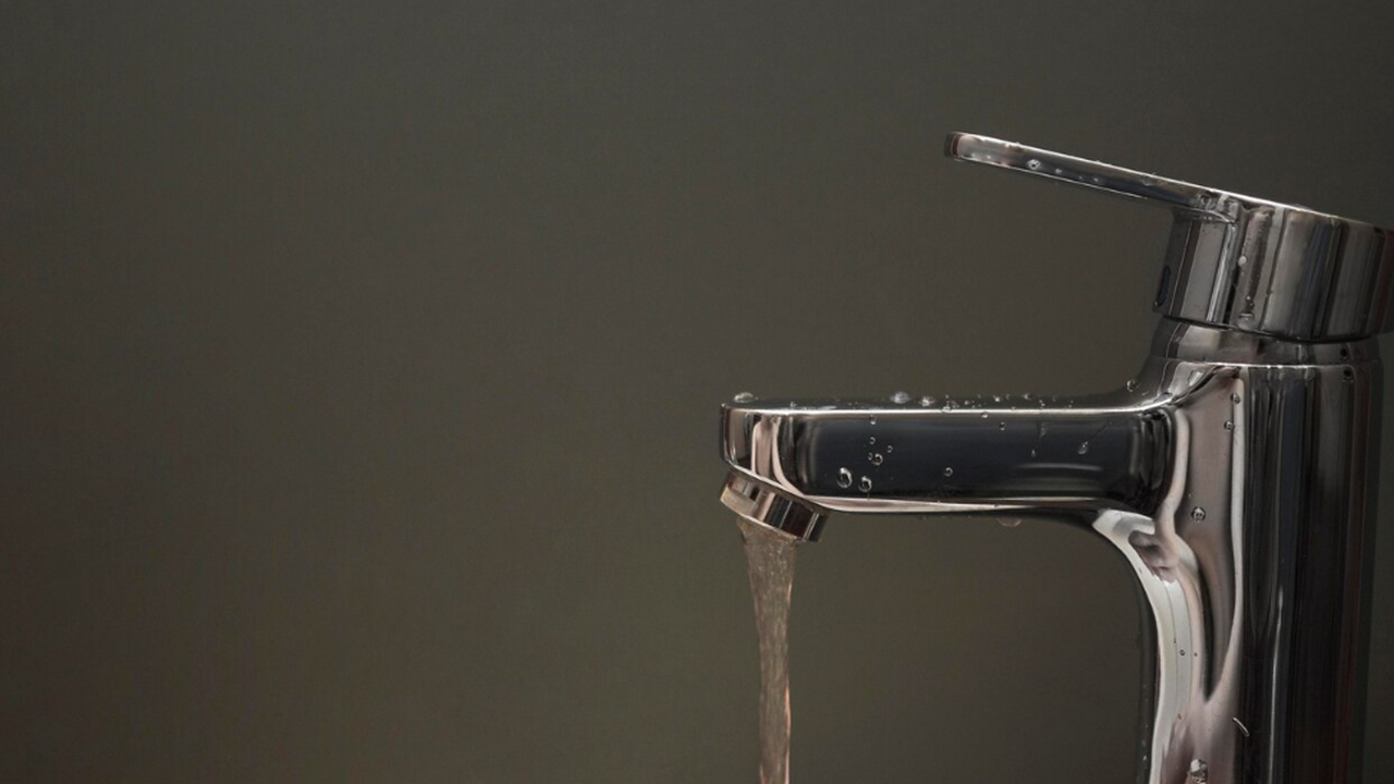 Жители Куйбышевского района Самары уже несколько месяцев не могут пользоваться чистой водой. Из крана течет коричневая жидкость В Куйбышевском районе города Самары зафиксирова...