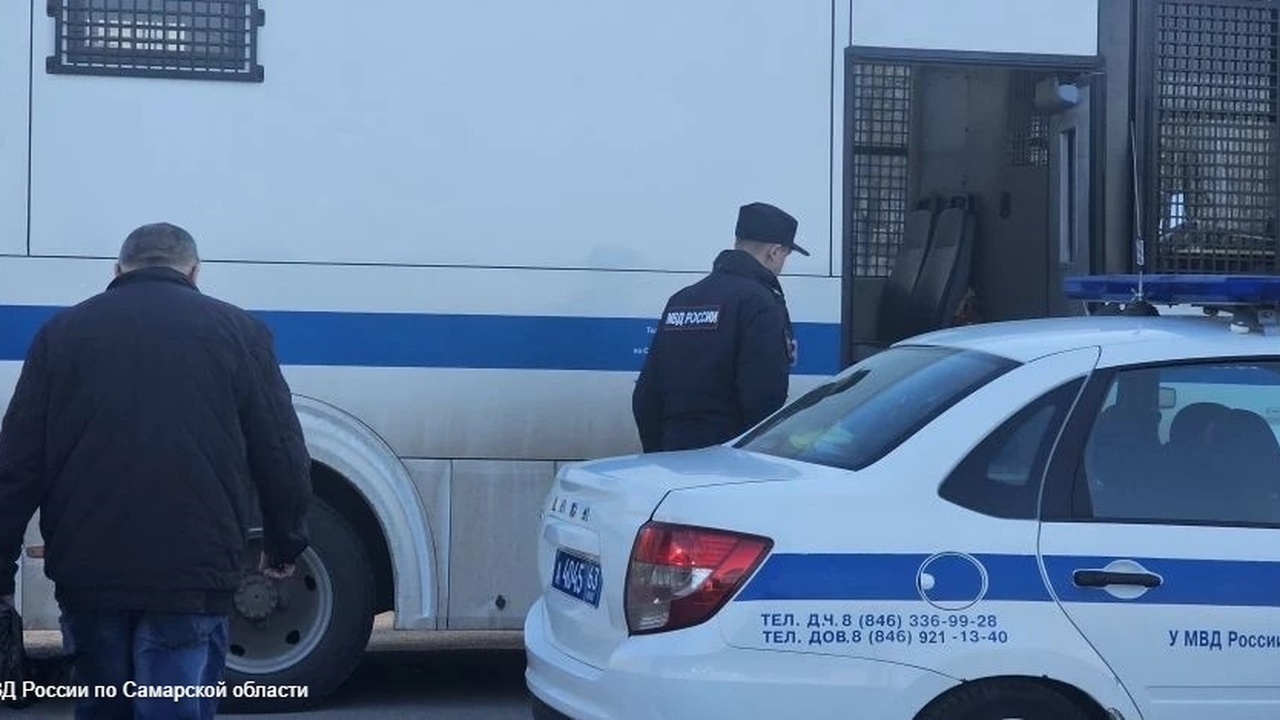 Сотрудники отдела по расследованию преступлений...