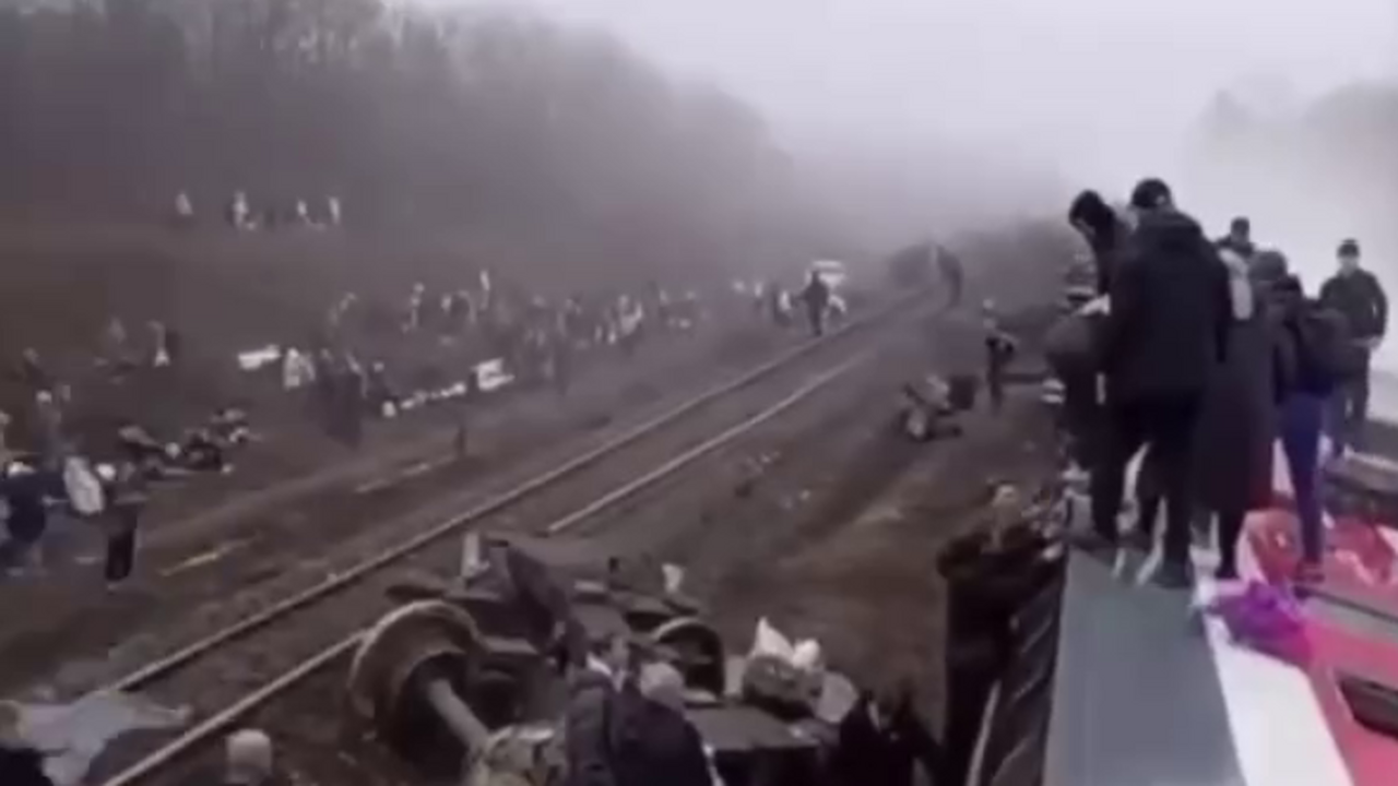 В результате крушения пассажирского поезда № 30...