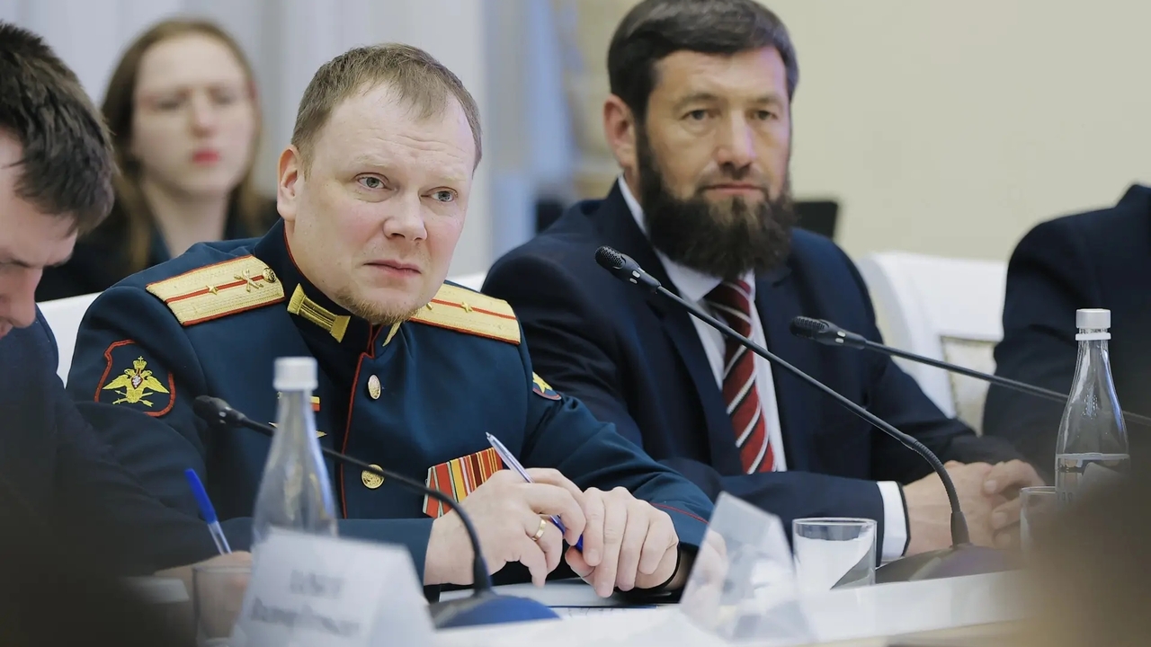 В Самаре губернатор Федорищев обсудил с участни...