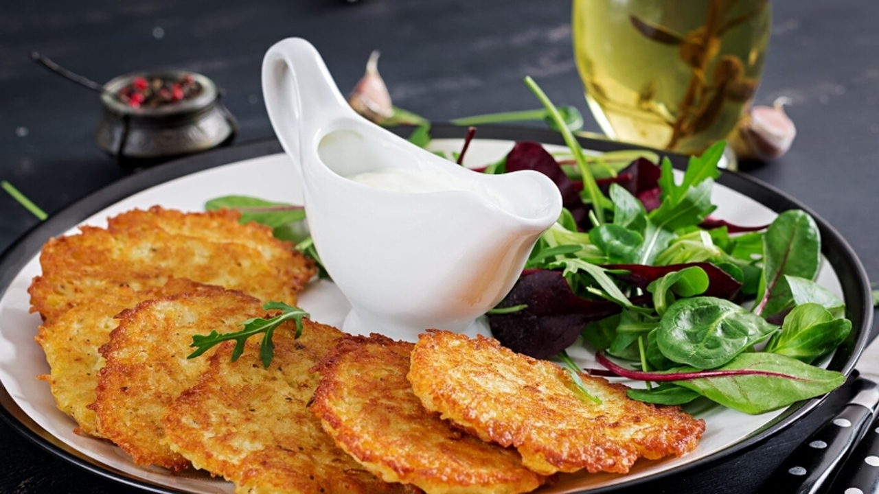 Для того чтобы драники получились хрустящими, в...