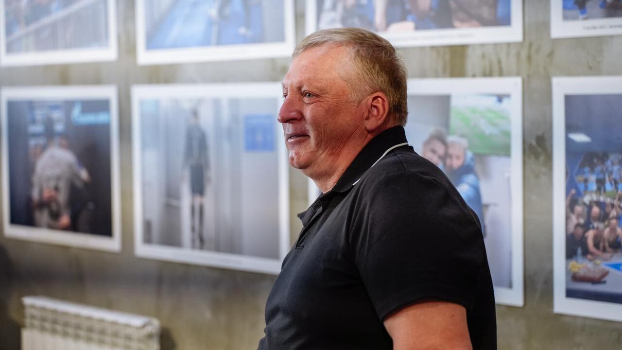 После матча между футбольными клубами «Сочи» и ...