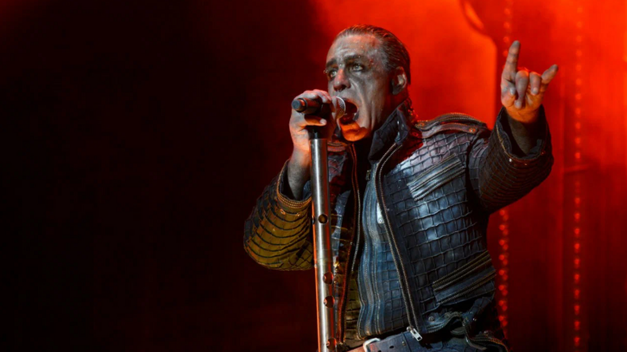 Солиста группы Rammstein Тилля Линдеманна запод...