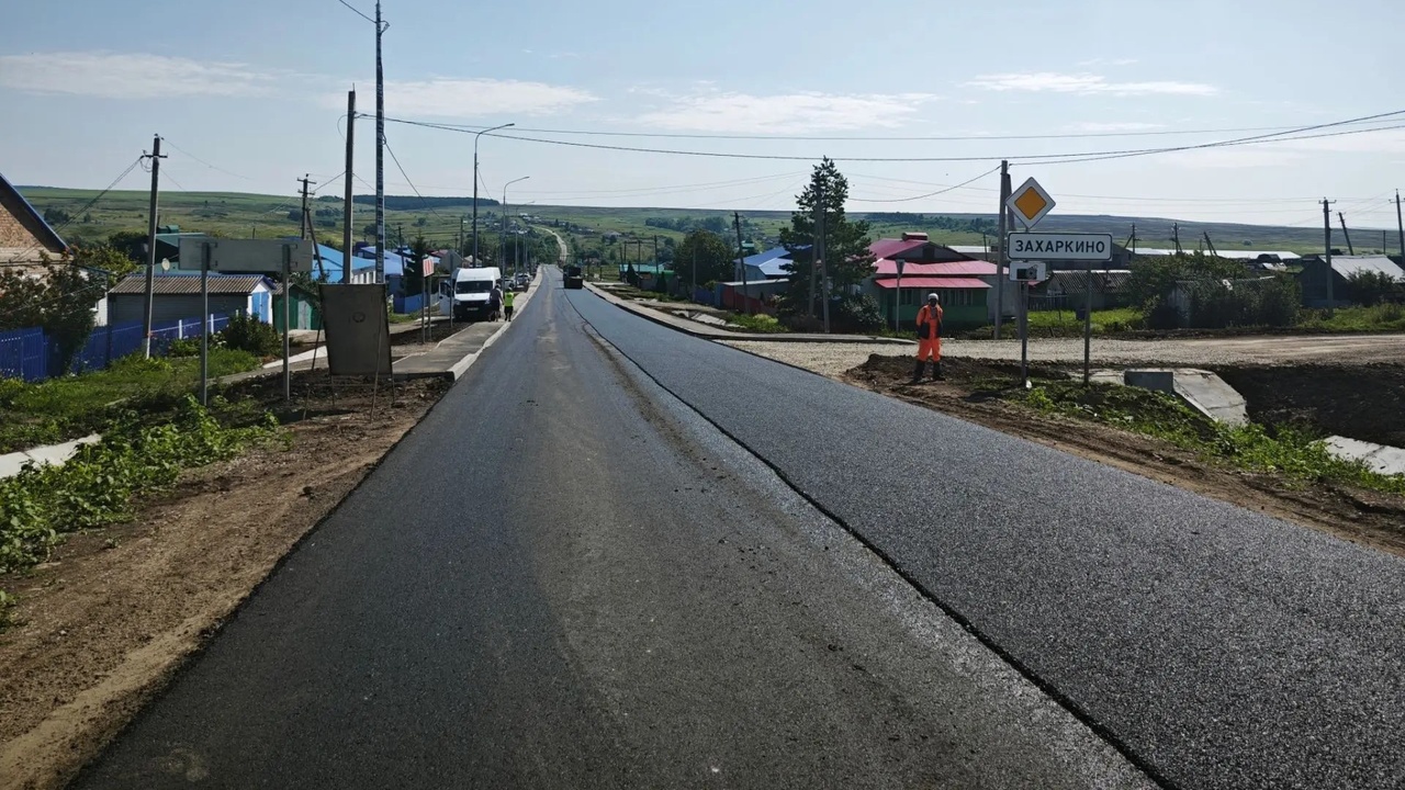 В селе Захаркино Сергиевского района построили новые тротуары Новые тротуары и освещение сделали движение пеш...