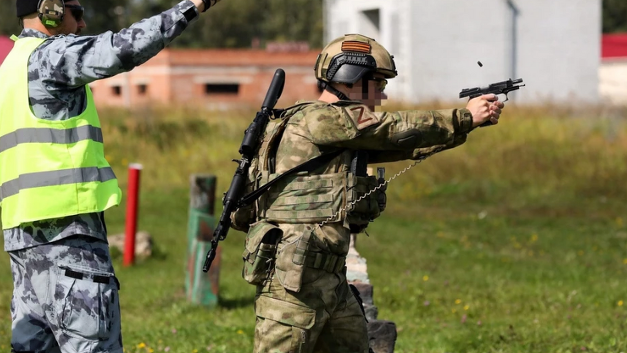 Один из офицеров самарского СОБРа (Специальный ...