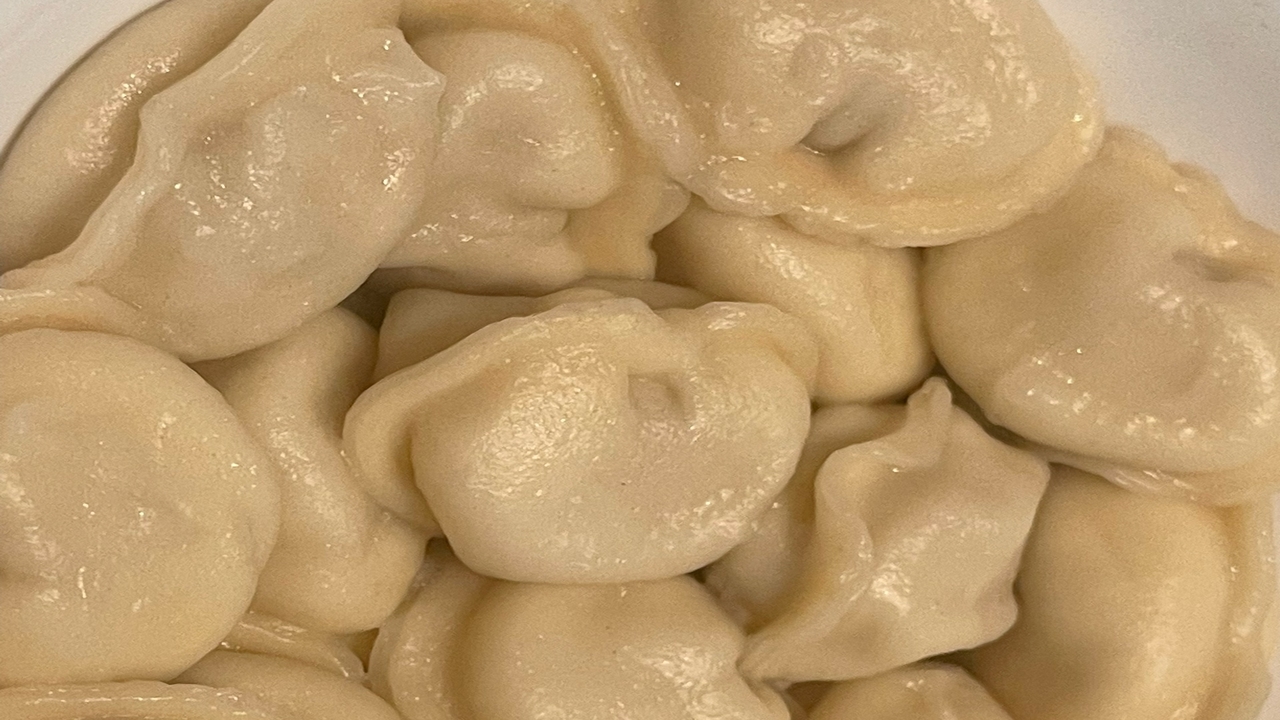 При приготовлении теста для пельменей и вареник...