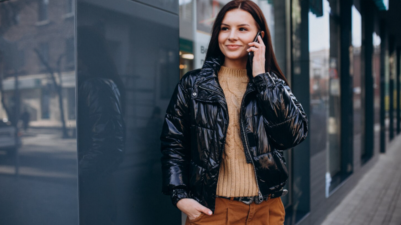 С приходом зимы люди переходят на зимнюю одежду...