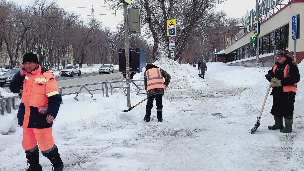 Даже самая дорогая лопата во время уборки снега...