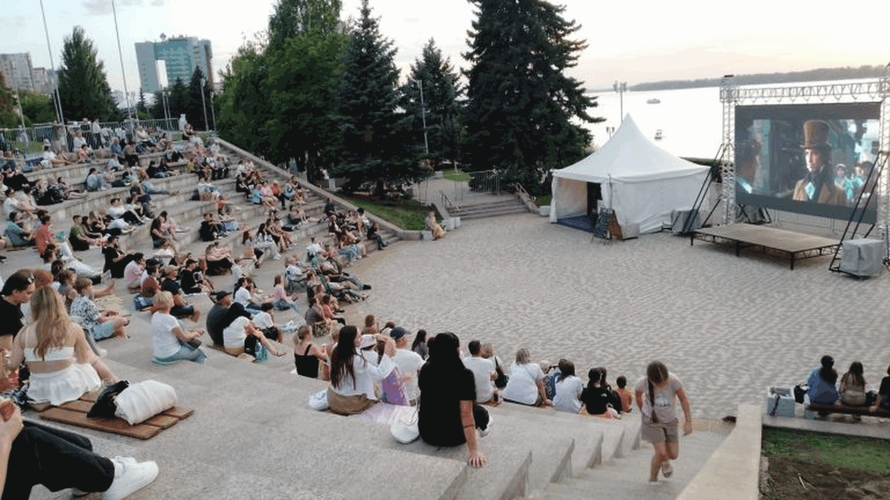 В Самаре состоялось открытие летнего кинотеатра под открытым небом На Софийской набережной в городе Самаре начал ф...