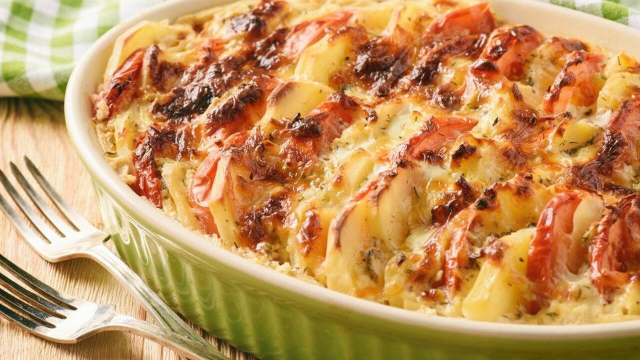 Все выкладываем слоями и отправляем в духовку.