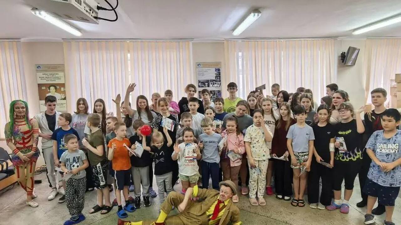 «В жизненных трудностях мы часто забываем о радости, а цирк помогает нам о ней вспомнить»: артисты программы "Жираф шоу" выступили в Детской больнице им. Ивановой. 25 марта, в честь Дня работника культуры, трупп...