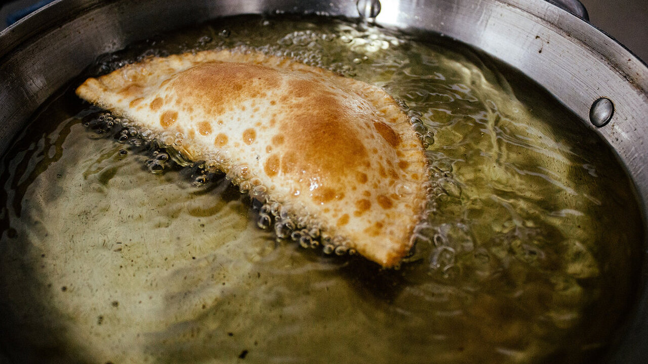 Кладем в лаваш начинку и жарим.