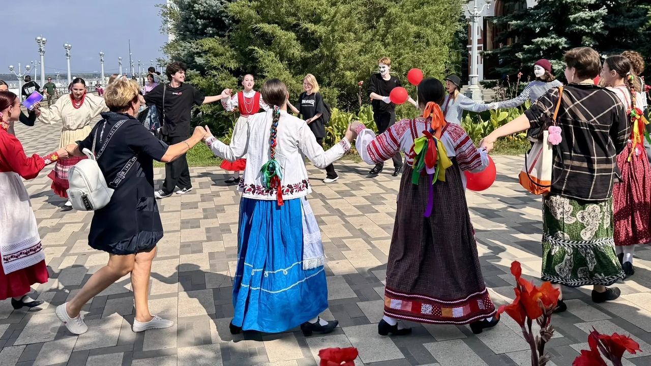 Самара встретила участников фестиваля «ГИТИСФЕСТ. Театральное Приволжье» Под народные песни их пригласили в волжский хор...