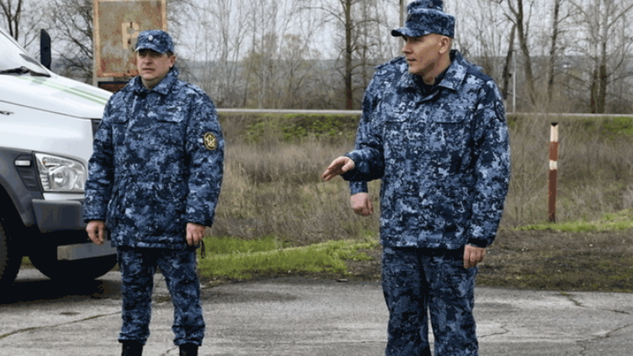 На территории за внешним ограждением запретной ...