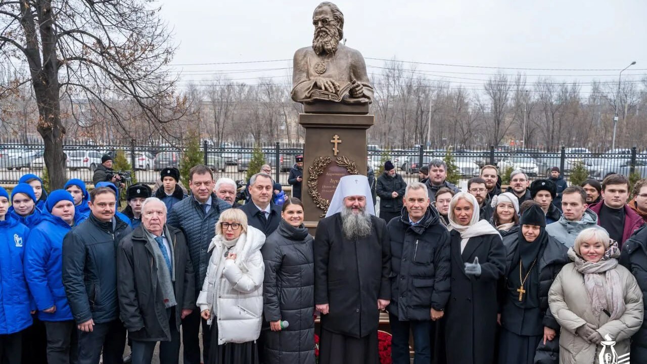 На территории Клиник СамГМУ установили памятник святителю Луке Крымскому Памятник исповеднику и святителю Луке, архиепис...