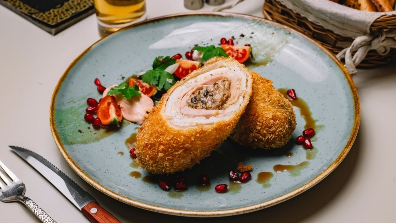 Кордон блю из куриного филе представляет собой ...