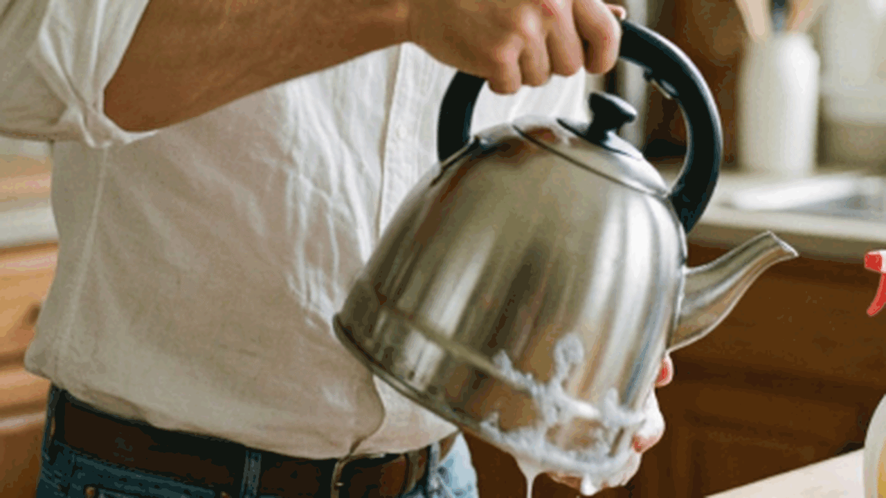 Узнайте, как очистить чайник от накипи с помощь...