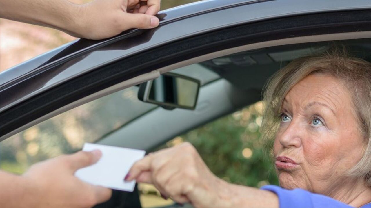 Сотрудники ГИБДД предупредили всех водителей: до какого возраста можно управлять авто — права аннулируют Водительские права в России: до какого возраста...