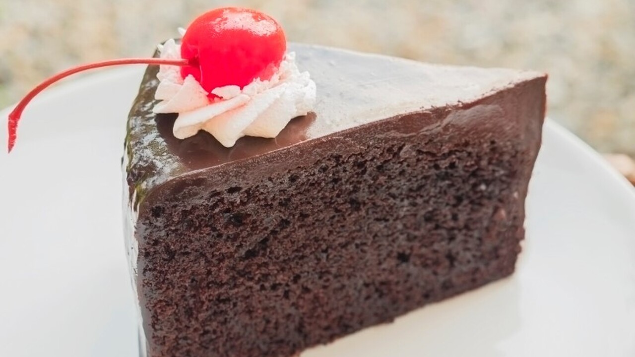 Гости сметают его быстрее всего: нежнейший шоколадный торт "Спартак" - весь секрет в крем-чизе Первым этапом процесса приготовления является т...