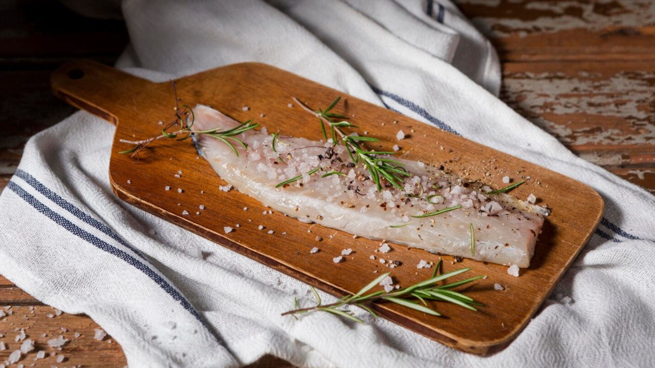 Малосольная скумбрия за 24 часа: простой рецепт...