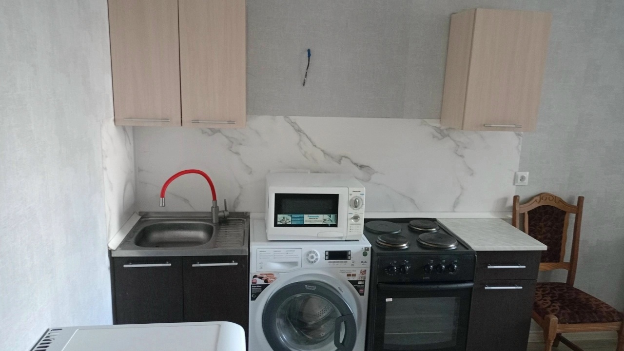 Кто еще мучается с обоями, тот просто не знает про этот материал: отделка стен теперь занимает час, а выглядит как у дизайнера Дизайн-революция 2026: реечные панели вместо об...