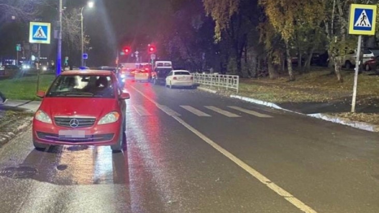 В Самаре женщина за рулем Mercedes-Benz совершила наезд на пешехода 27 октября на территории Самарской области заре...