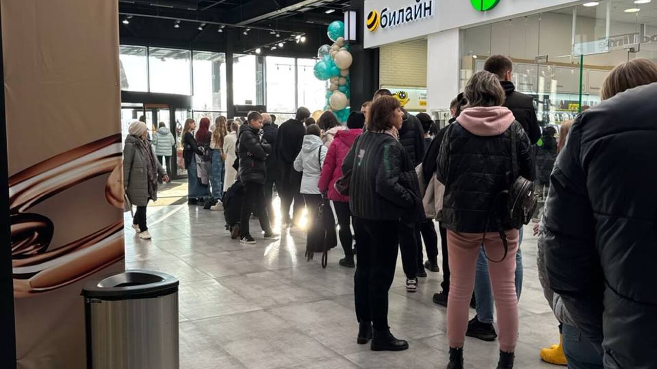 Гигантскую очередь за синнабонами в ТЦ Самары сняли на фото: люди стоят часами Вчера, 15 ноября, в самарском торговом центре "...