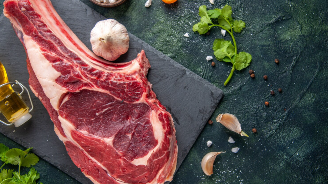 Всего ложку прямо в кастрюлю с водой: мясо нежнейшее и сочнее — секрет поваров СССР В процессе кулинарной обработки даже высококаче...