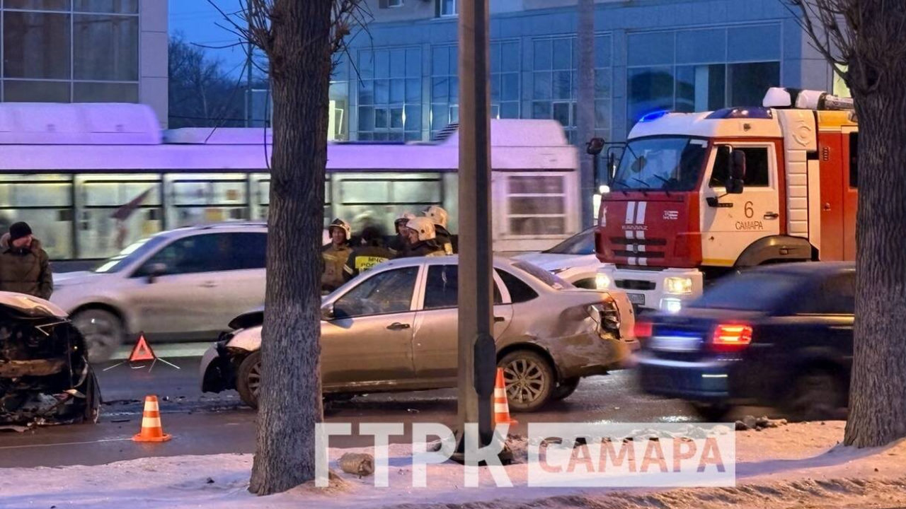 21 января ДТП на Ново-Садовой в Самаре перекрыло движение напротив ЖК «Панорама» В среду, 21 января, на транспортной артерии гор...