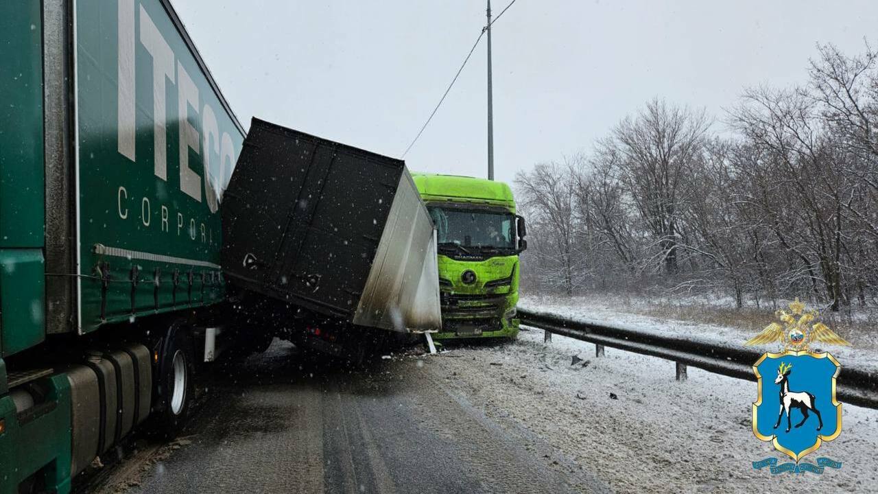 Днем 12 декабря произошла авария с тремя больше...