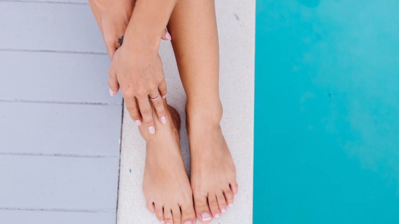 Изменение цвета и структуры ногтевых пластин на...