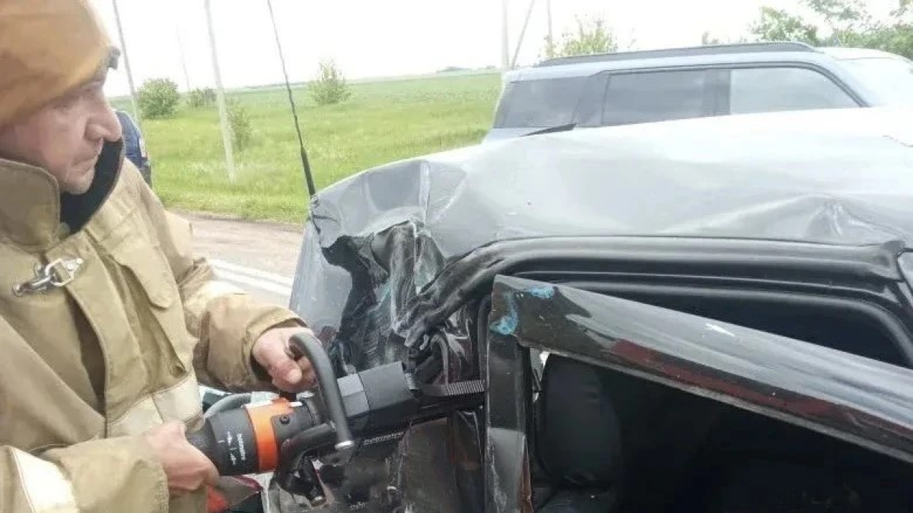 В Кинель-Черкассах спасатели деблокировали пострадавших из Lada После оказания первой помощи пострадавших доста...