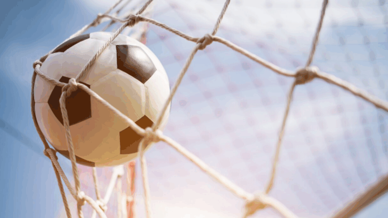 В пятницу, 1 мая, футбольный клуб «Крылья Совет...