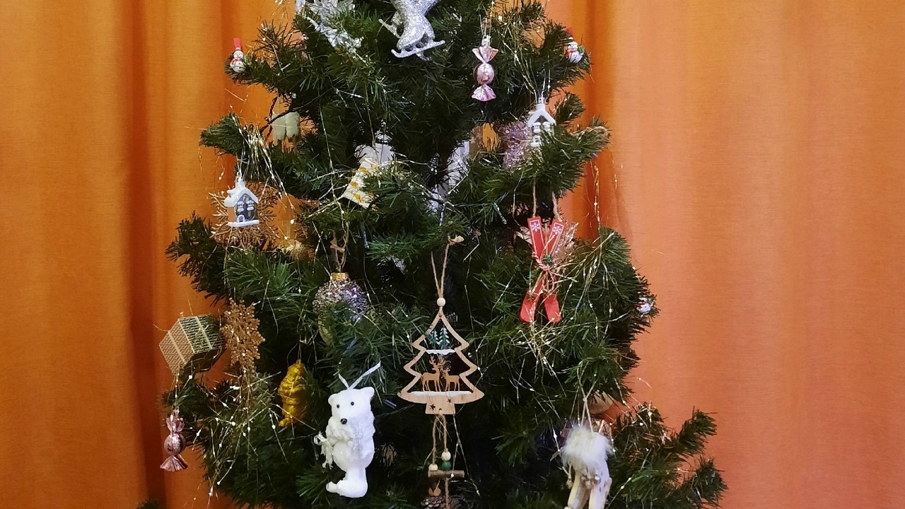 3 главных тренда в украшении новогодней елки: о...