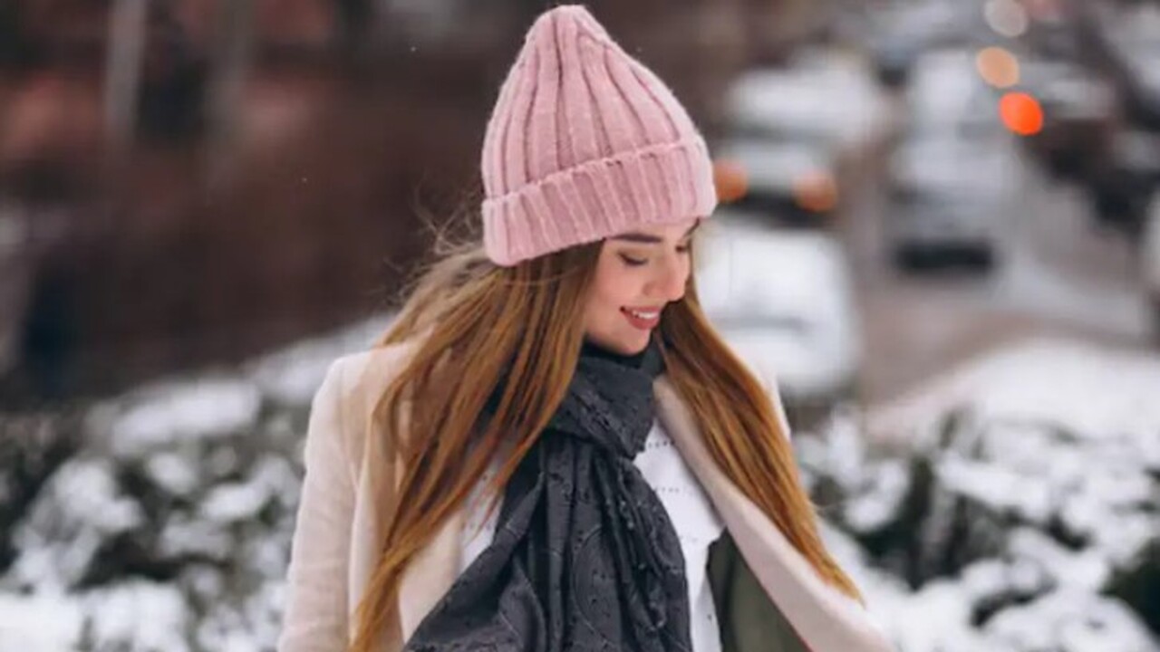 Ловлю миллионы взглядов, где бы ни была — а ведь мне 50+: как правильно подобрать шапку, в которой не будешь чувствовать себя Изольдой Леонидовной Зимний головной убор представляет собой не толь...