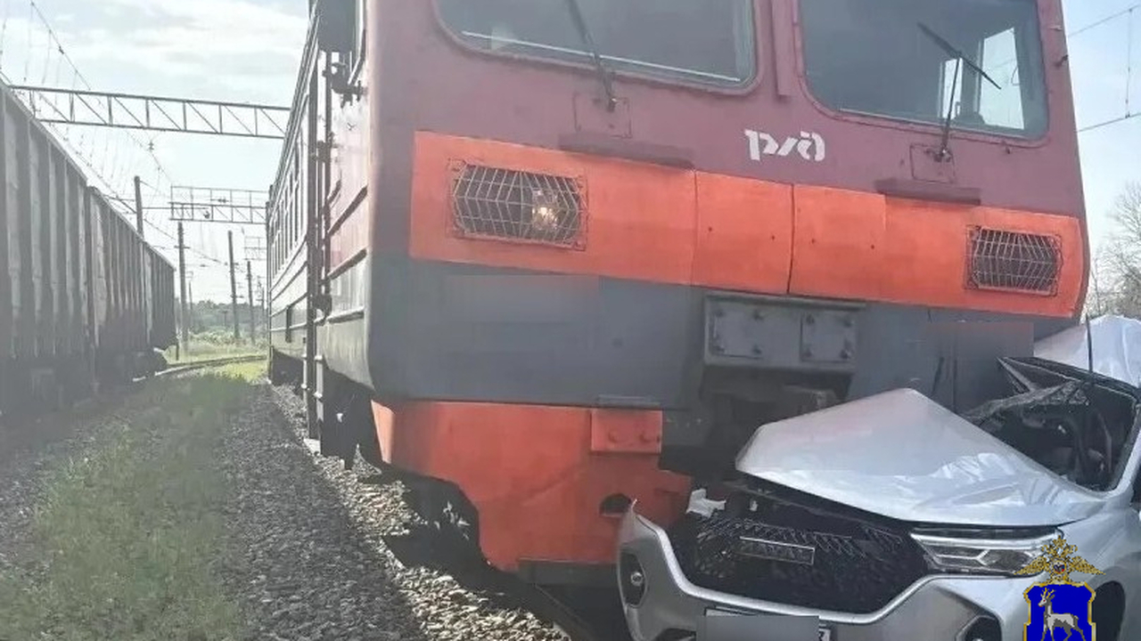25 июля в Самарской области автомобиль Haval столкнулся с поездом 25 июля на первом километре автомобильной дорог...