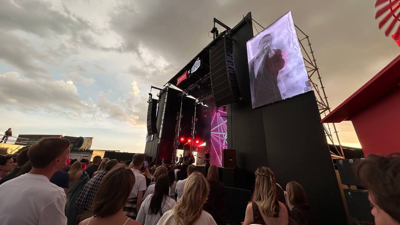 Предвидел или что-то знал? Дельфин открыл сезон RoofLive х Альфа дождем и отменой концерта В четверг, 11 июня, состоялся старт фестиваля R...