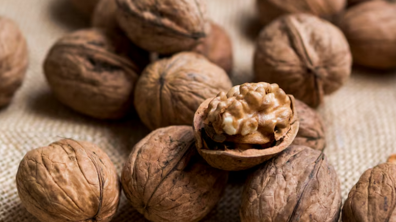 Теперь грецкие орехи по-старому не чищу - использую бутылку: легко как щелкать семечки - никаких крошек и ядро целое Крымский лайфхак: как очистить грецкие орехи в ...