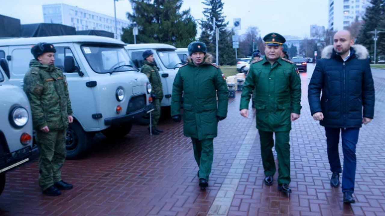 В Самаре сегодня утром на площади Славы провожа...