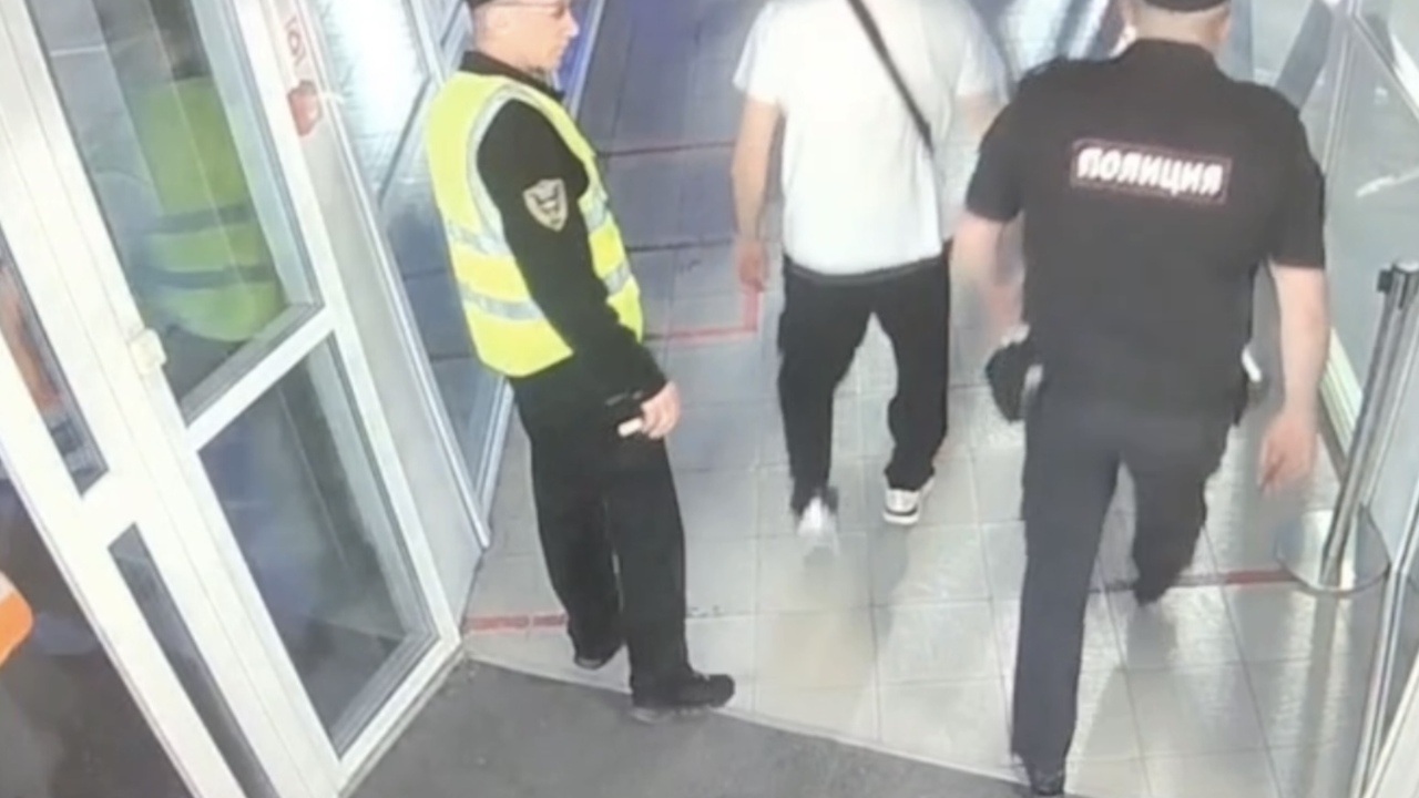 Вахтовик из Самарской области устроил пьяный дебош прямо в самолете 36-летний вахтовик из Самары отказался пристегн...