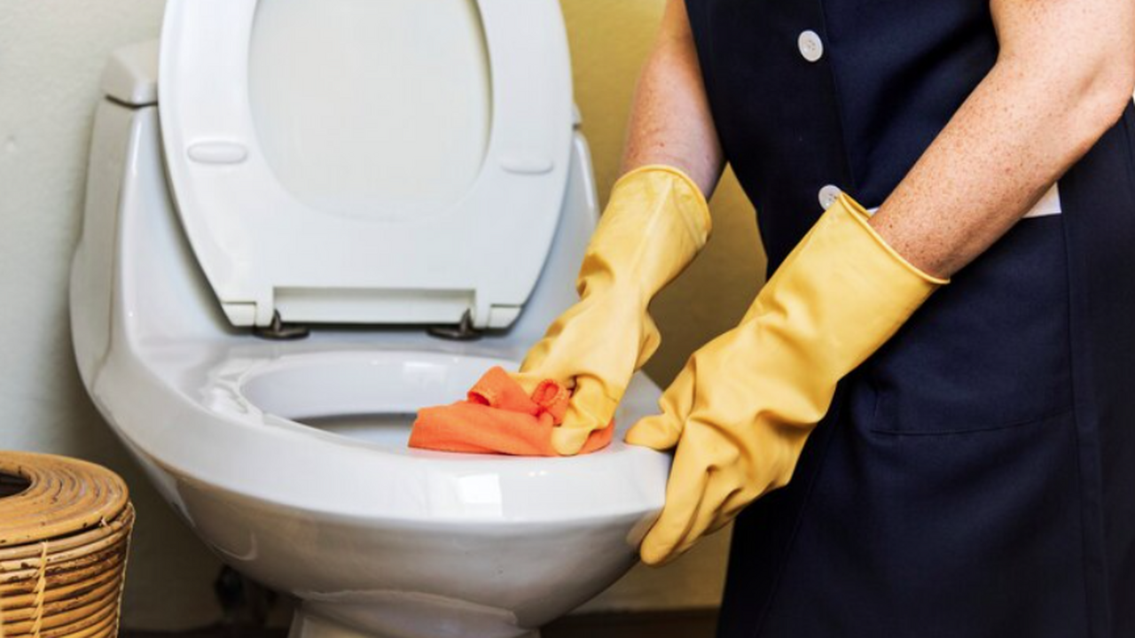 Чистка унитаза уксусом пошагово: залейте на ноч...